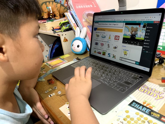 兒童使用native camp 線上英語平台
